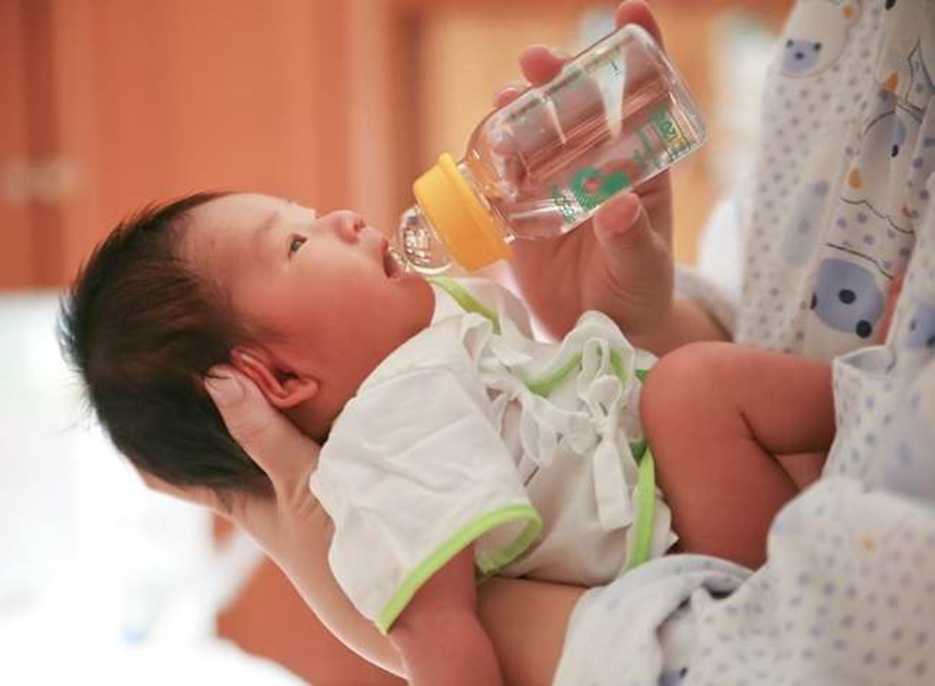Kapan Bayi Boleh Minum Air Putih? Yuk Simak!